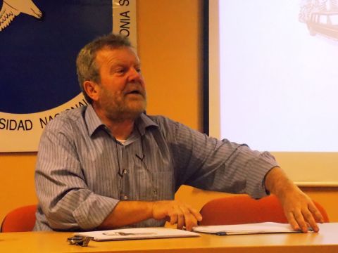 Tomas Vrnagy, visit Comodoro Rivadavia y present su ms reciente publicacin, Proletarios de todos los pases perdonadnos!....
