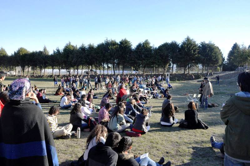 EL LONGKO FACUNDO JONES HUALA  BRIND UNA CHARLA PUBLICA EN LA SEDE ESQUEL DE LA UNPSJB