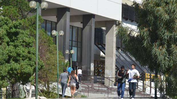 La Facultad de Humanidades y Ciencias Sociales difunde las convocatorias a becas